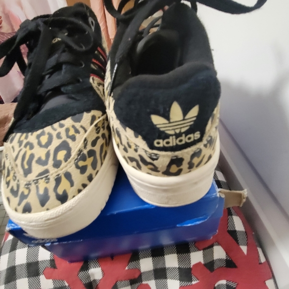 Woman's Fashion Leopard Print Low Top Sneakers SIZE 6 - Picture 4 of 5